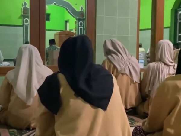 Mahasiswa KKN Ikut Memeriahkan Kegiatan Rutinan Istighosah Di Masjid Darusalam Desa Rawaheng