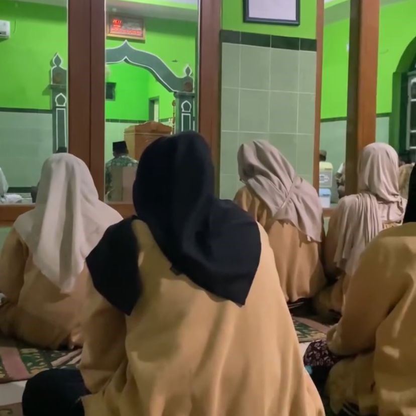 Mahasiswa KKN Ikut Memeriahkan Kegiatan Rutinan Istighosah Di Masjid Darusalam Desa Rawaheng Mahasiswa KKN Ikut Memeriahkan Kegiatan Rutinan Istighosah Di Masjid Darusalam Desa Rawaheng